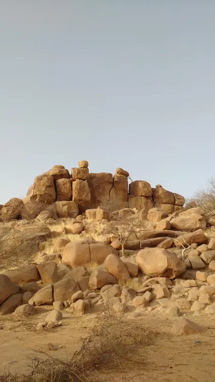 kau kada (faransa: beaucoup de roches; ingilisingilisi: rocks)